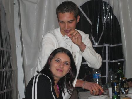 M�fie toi D�bo, y'a un autre sale gosse derri�re !