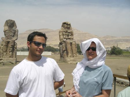 Les colosses de Memnon (derri�re :))